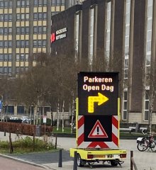 foto Inzet van tekstwagens en verkeersregelaars bij open dag Hogeschool Rotterdam