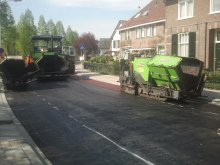 foto Verkeersregelaars bij asfalteringswerkzaamheden Singelproject in Doesburg