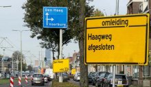 foto Verkeersregelaars actief tijdens rioolwerkzaamheden aan Haagweg in Rijswijk