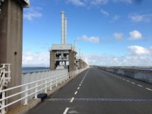 foto Verkeersregelaars tijdens grootschalig onderhoud Oosterscheldekering in Zeeland