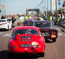 foto Verkeersregelaars bij start Tulpenrally in Noordwijk